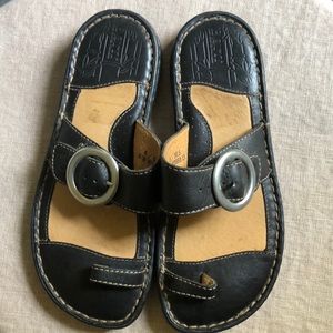 Born sandals